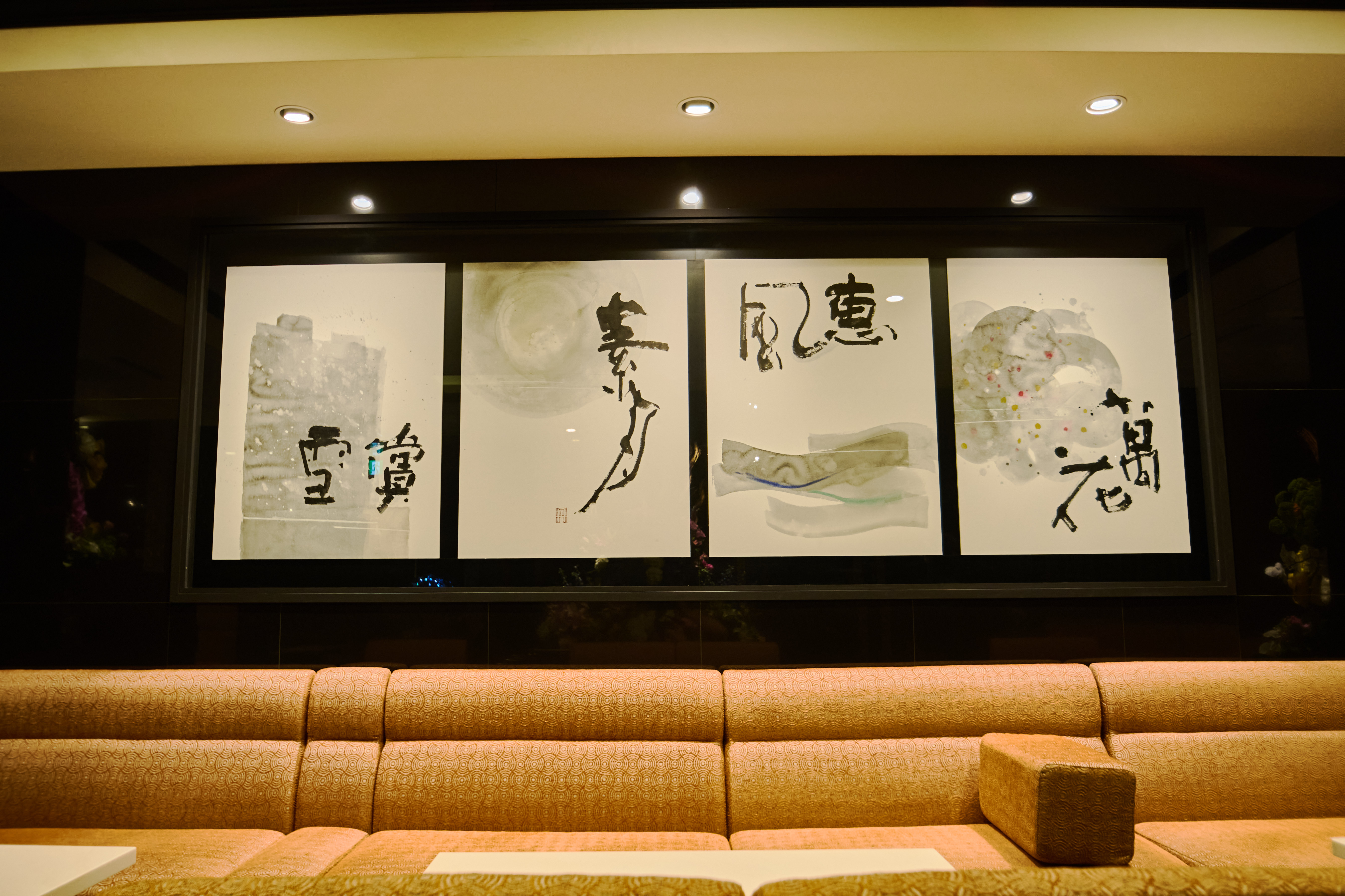 店内を彩るアートウォール